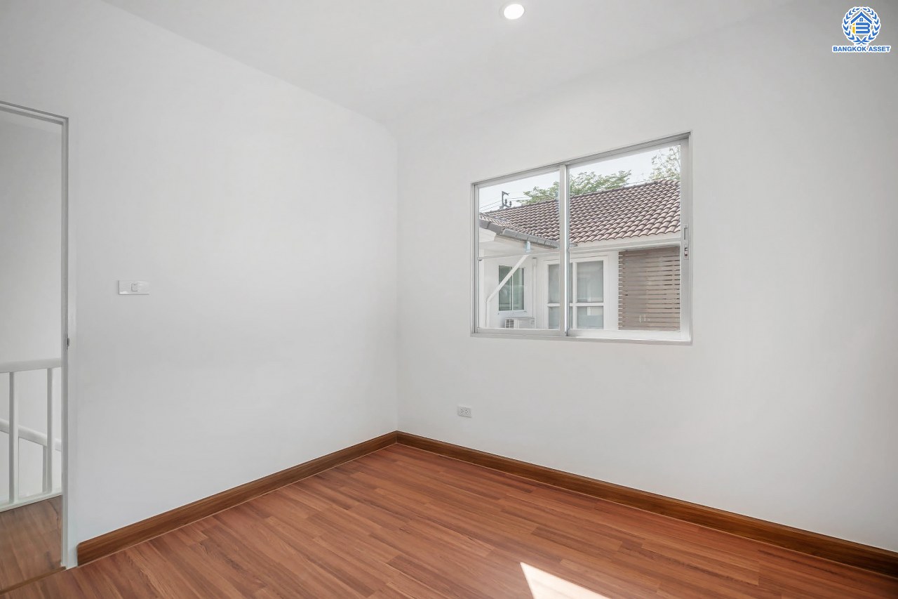 บ้านมือสองตกแต่งใหม่ โครงการ พฤกษ์ลดา1 บางใหญ่ บนเนื้อที่ 50 ตร.ว. ฟังก์ชัน 4 ห้องนอน (ห้องนอนชั้นล่าง 1 ห้อง) 2 ห้องน้ำ 2 ที่จอดรถ ทำเลเดินทางสะดวก เชื่อมต่อถนนกาญจนาภิเษก ใกล้รถไฟฟ้าสายสีม่วง "สถานีคลองบางไผ่" และทางด่วน "กาญจนาภิเษก"